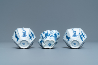 Drie Chinese blauw-witte koppen en schotels, Chenghua en hall merken, Kangxi