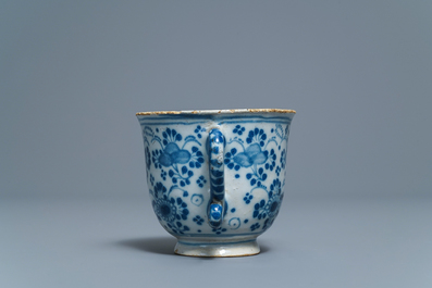 Een blauw-witte Delftse twee-orige beker, 18e eeuw