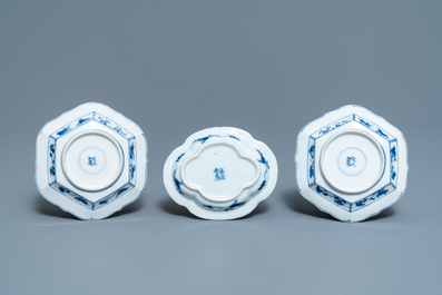Drie Chinese blauw-witte koppen en schotels, Chenghua en hall merken, Kangxi