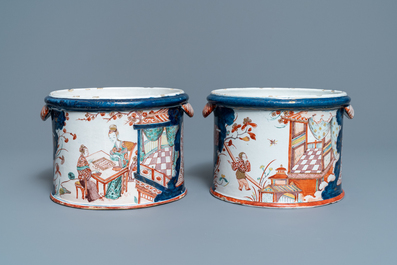 Une paire de rafraichissoirs en fa&iuml;ence de Delft petit feu et dor&eacute; &agrave; d&eacute;cor de chinoiserie, 1er quart du 18&egrave;me