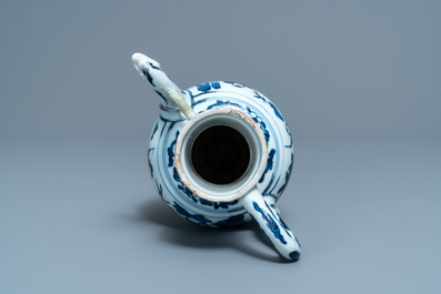 Une verseuse en porcelaine de Chine bleu et blanc &agrave; d&eacute;cor de gar&ccedil;ons jouants, Wanli
