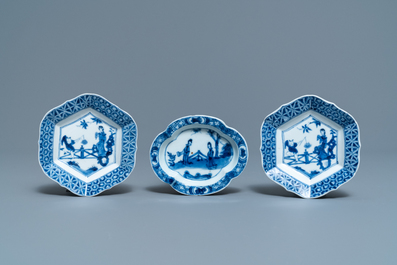 Drie Chinese blauw-witte koppen en schotels, Chenghua en hall merken, Kangxi