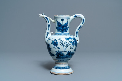 Une verseuse en porcelaine de Chine bleu et blanc &agrave; d&eacute;cor de gar&ccedil;ons jouants, Wanli