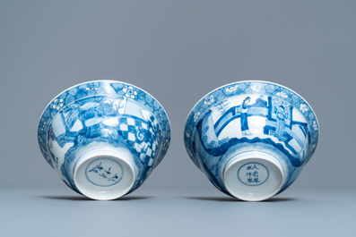 Twee Chinese blauw-witte klapmutskommen, Kangxi merk en periode