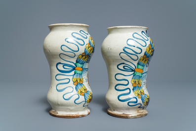 Een paar Italiaanse majolica albarelli met familiewapen, Deruta, gedat. 1562