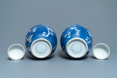 Een paar Chinese blauw-witte gemberpotten met 'prunus op gebroken ijs', 19e eeuw