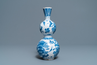 Een blauw-witte Delftse kalebasvaas met chinoiserie decor, eind 17e eeuw