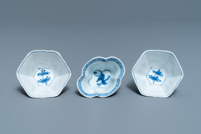 Drie Chinese blauw-witte koppen en schotels, Chenghua en hall merken, Kangxi