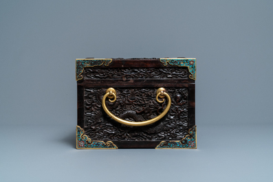 Une bo&icirc;te en bois de zitan aux montures en &eacute;maux cloisonn&eacute;s et anses en bronze dor&eacute;, Qing