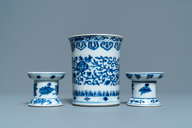 A Chinese blue and white brush pot and a pair of sanders, Kangxi