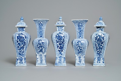 Een Chinees blauw-wit vijfdelig kaststel, Kangxi