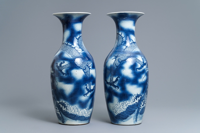 Une paire de vases en porcelaine de Chine bleu et blanc, 19&egrave;me