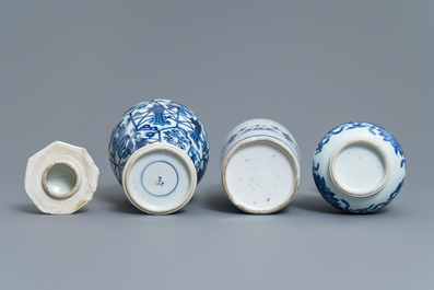 Drie Chinese blauw-witte vazen, Kangxi