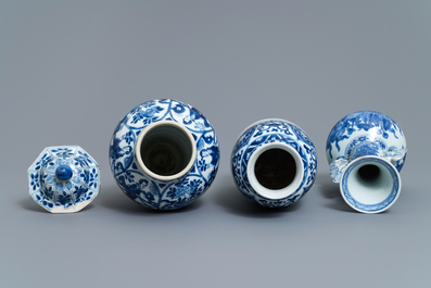 Drie Chinese blauw-witte vazen, Kangxi