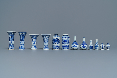Zes paar Chinese blauw-witte miniatuur vaasjes, Kangxi