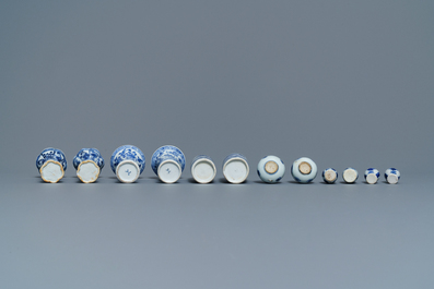 Zes paar Chinese blauw-witte miniatuur vaasjes, Kangxi