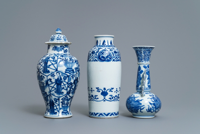 Drie Chinese blauw-witte vazen, Kangxi
