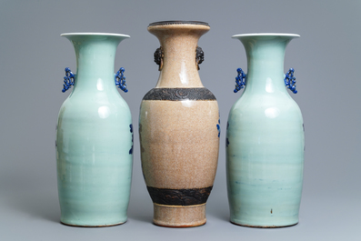 Een paar Chinese blauw-witte celadon vazen en een Nanking craquel&eacute; vaas, 19e eeuw