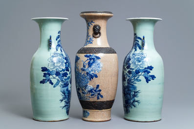 Een paar Chinese blauw-witte celadon vazen en een Nanking craquel&eacute; vaas, 19e eeuw