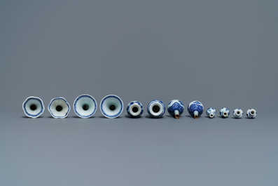 Zes paar Chinese blauw-witte miniatuur vaasjes, Kangxi