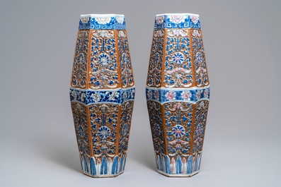 A pair of rare Chinese hexagonal brown-ground blue, white and underglaze red vases, 19th C.