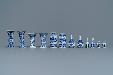 Zes paar Chinese blauw-witte miniatuur vaasjes, Kangxi