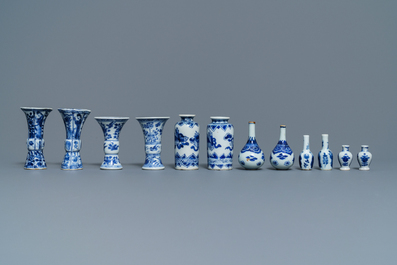 Zes paar Chinese blauw-witte miniatuur vaasjes, Kangxi