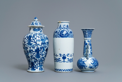 Drie Chinese blauw-witte vazen, Kangxi