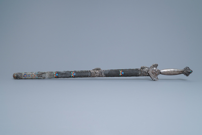 Un sabre chinois en argent incrust&eacute; de corail, lapis lazuli et turquoise, 19&egrave;me