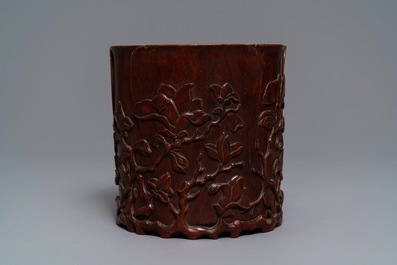 Un pot &agrave; pinceaux en bois sculpt&eacute; &agrave; d&eacute;cor de magnolias, prob. Qing