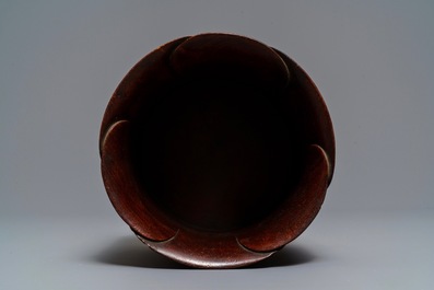 Un pot &agrave; pinceaux en bois sculpt&eacute; &agrave; d&eacute;cor de magnolias, prob. Qing