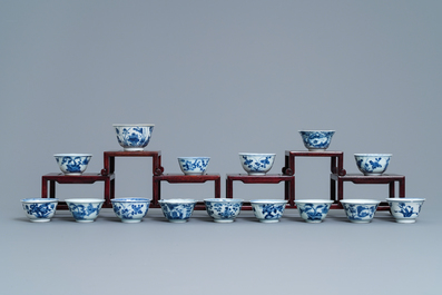 Een collectie van 22 blauw-witte Chinese koppen en 32 schotels, Kangxi/Qianlong