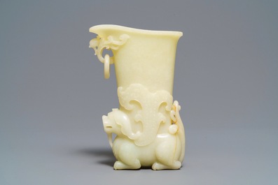 Un rhyton en jade jaune sculpt&eacute;, Chine, 19/20&egrave;me