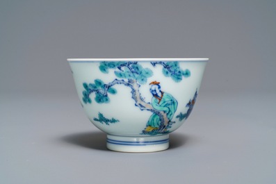 Een Chinese doucai kom met figuren in een landschap, Kangxi merk, 19/20e eeuw