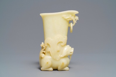 Un rhyton en jade jaune sculpt&eacute;, Chine, 19/20&egrave;me