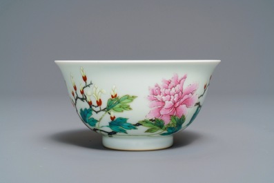 Een Chinese famille rose kom met floraal decor, Yongzheng merk, 19/20e eeuw