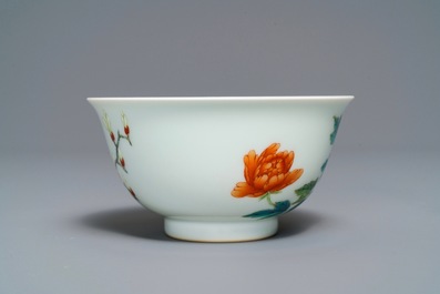 Een Chinese famille rose kom met floraal decor, Yongzheng merk, 19/20e eeuw