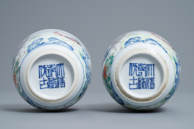 Een paar Chinese famille rose 'chicken' cups, Qianlong merk, late Qing of Republiek