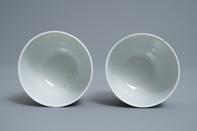 Een paar Chinese famille rose 'chicken' cups, Qianlong merk, late Qing of Republiek