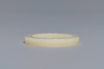 Een Chinese ring met inscriptie in witte jade, 19/20e eeuw