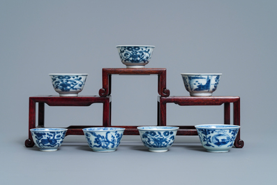 Een collectie van 22 blauw-witte Chinese koppen en 32 schotels, Kangxi/Qianlong