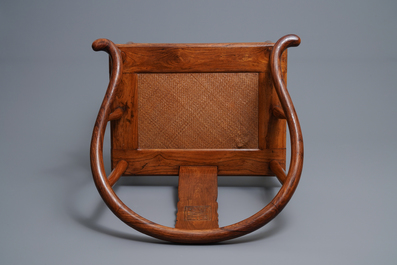 Une paire de chaises chinoises en bois huanghuali, R&eacute;publique, 20&egrave;me