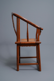 Une paire de chaises chinoises en bois huanghuali, R&eacute;publique, 20&egrave;me