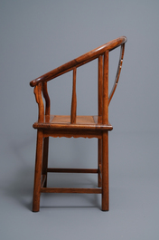 Une paire de chaises chinoises en bois huanghuali, R&eacute;publique, 20&egrave;me