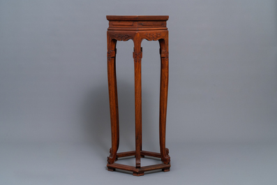 A Chinese wooden stand with marble top, 19/20th C.