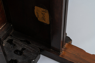 Een grote Chinese famille rose plaquette in een houten tafel, Republiek, 20e eeuw