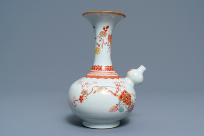 Een Chinese kendi met Nederlands decor in Kakiemon-stijl, Qianlong