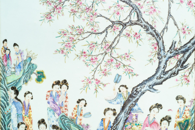 Een grote Chinese famille rose plaquette in een houten tafel, Republiek, 20e eeuw