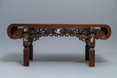Een lage Chinese afgeronde langwerpige tafel, 19/20e eeuw