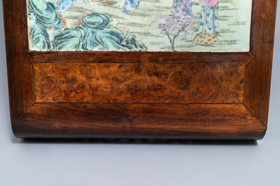 Een grote Chinese famille rose plaquette in een houten tafel, Republiek, 20e eeuw